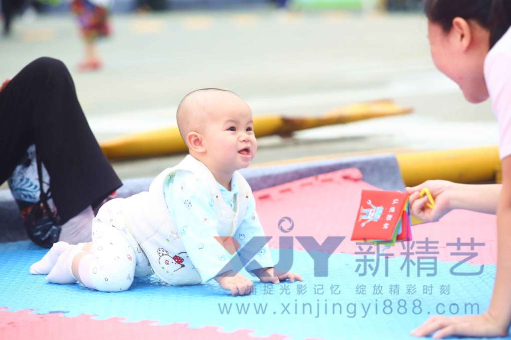 D:\1.活动照片影视视频整理(勿删!)\2017-2018年度项目照片资料\A.2017-2018精挑20图片\2017.11.18.亲子活动照片\水印\Baby爬行.jpg